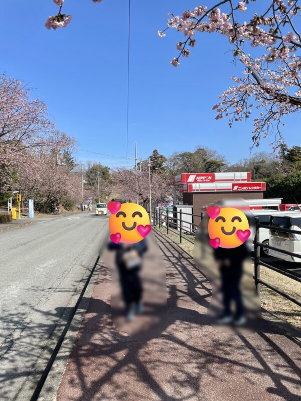 伊豆高原駅からテディベアミュージアムまでの小道を歩く子どもたち