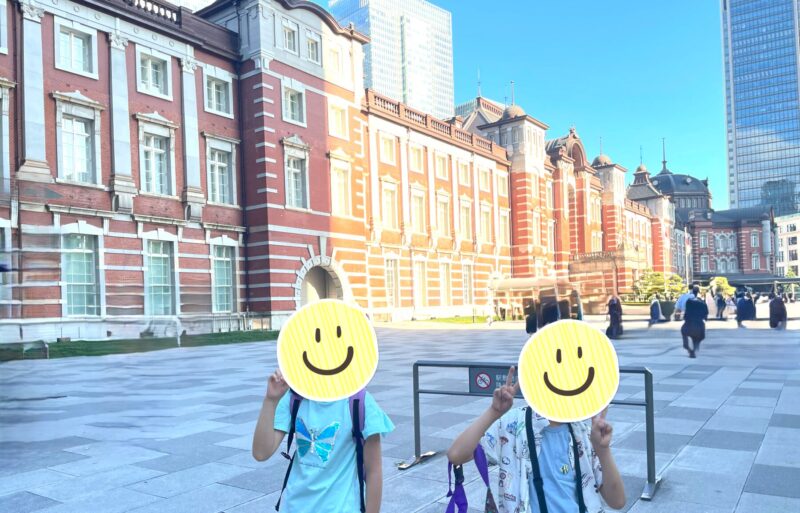 東京駅前に立つ子どもたち